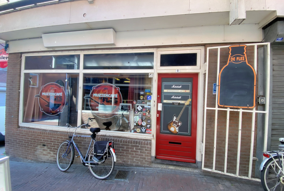 VERKOCHT onder voorbehoud – Ter overname: het gezelligste Muziekcafé “De Fles” in Spijkenisse Centrum