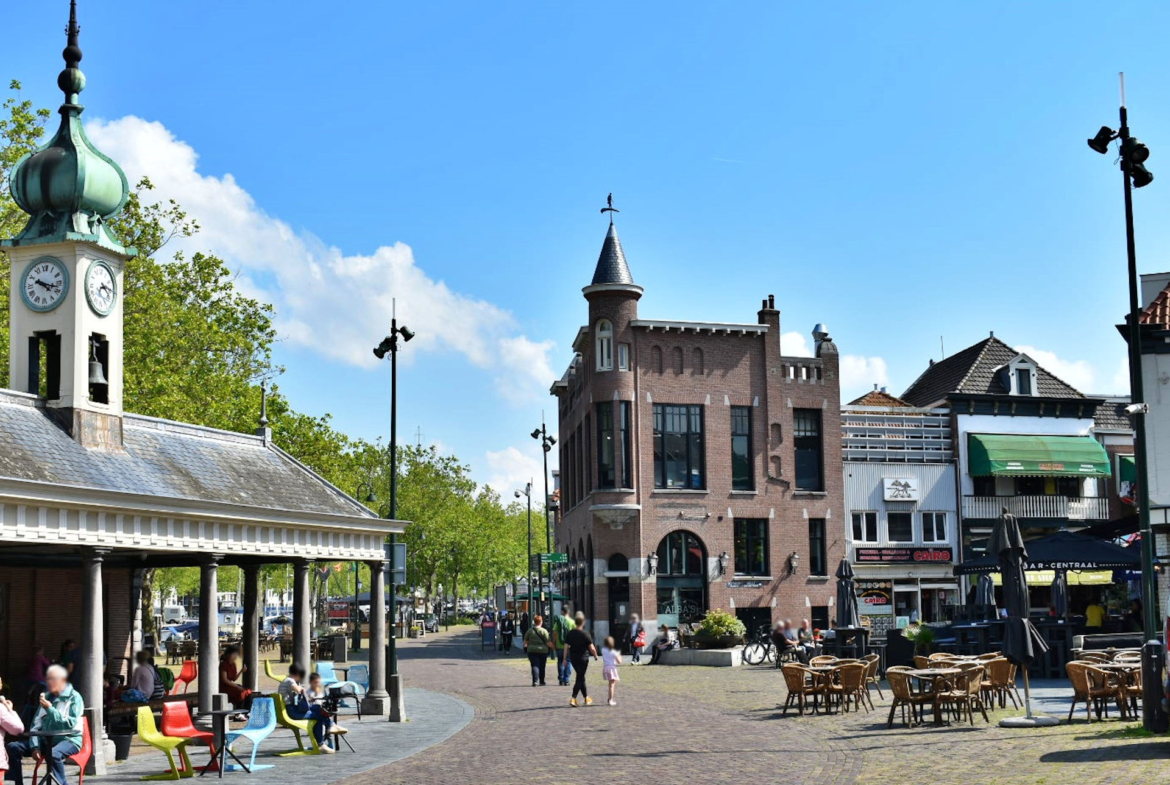 Ter overname aangeboden: Partijcentrum nabij Rotterdam met ruim voldoende gratis parkeerplaatsen