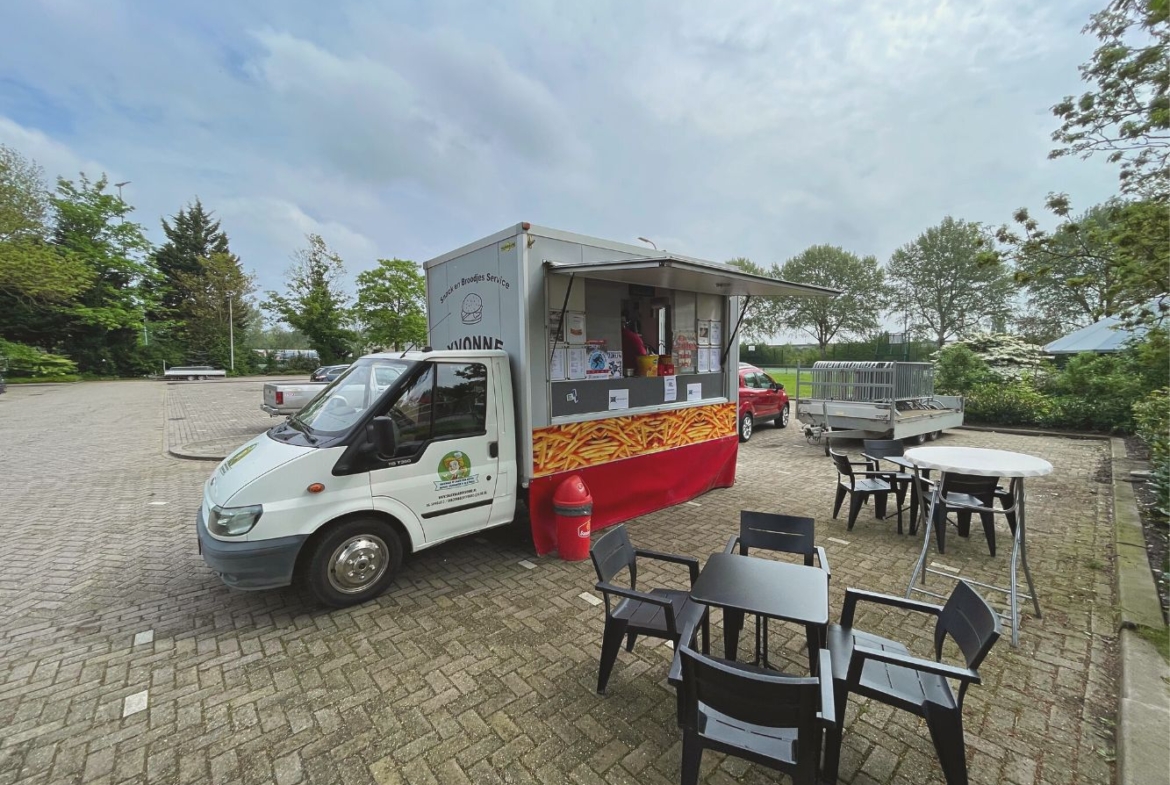 Compleet ingerichte snackwagen/foodtruck ter overname inclusief standplaats