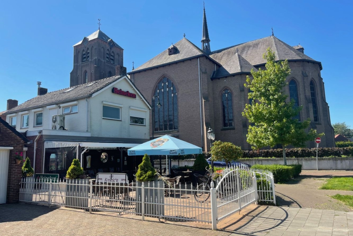 TE KOOP AANGEBODEN: Horeca registergoed met bovenwoning inclusief exploitatie Café Kerkzicht – Kerkstraat 5 te Standdaarbuiten