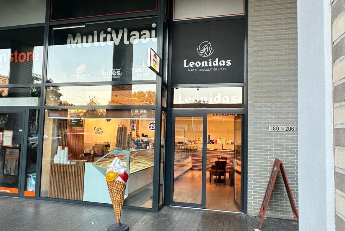 Moderne MultiVlaai in Winkelcentrum Gelderlandplein te Amsterdam Ter Overname
