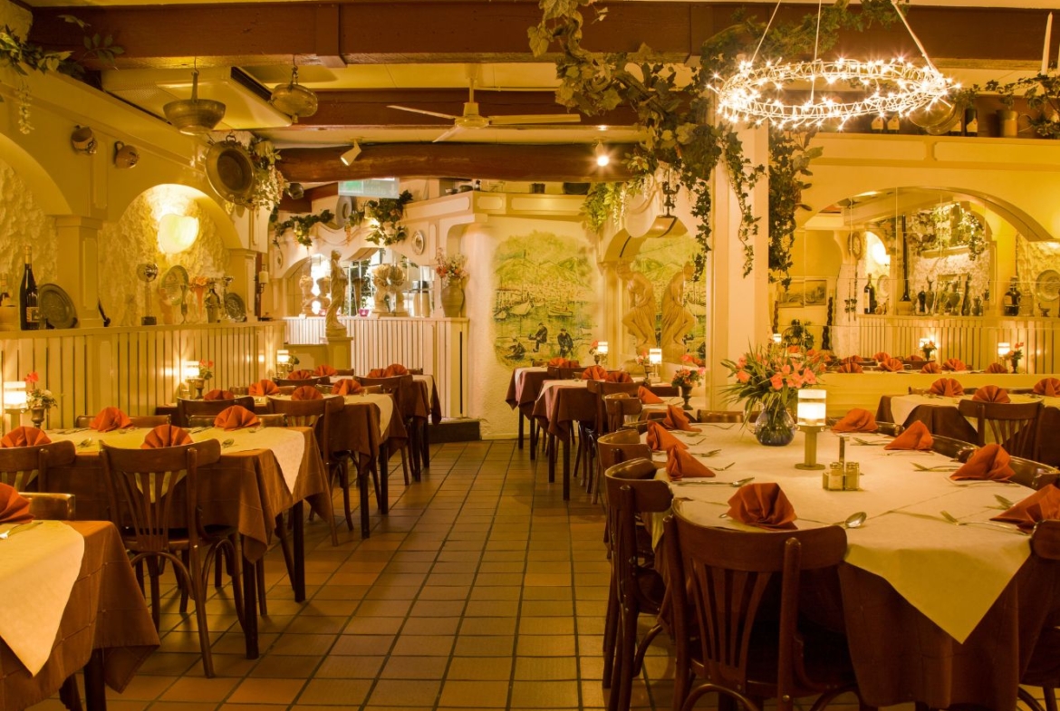 Te koop: Mediterraans restaurant La Perla met groot terras aan het bruisende uitgaansplein in Helmond