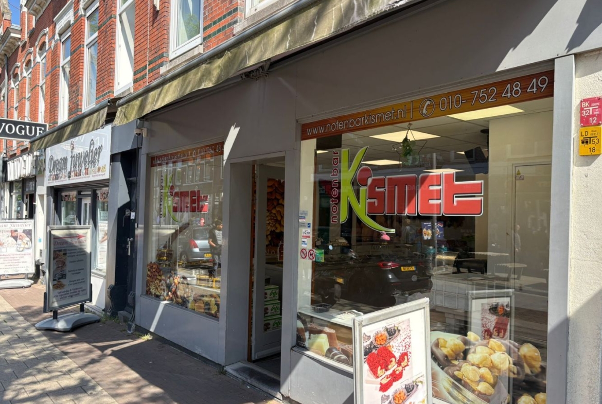 Deze zeer bekende noten en zuidvruchten shop, gevestigd aan de Noordmolenstraat 47 is nu ter overname