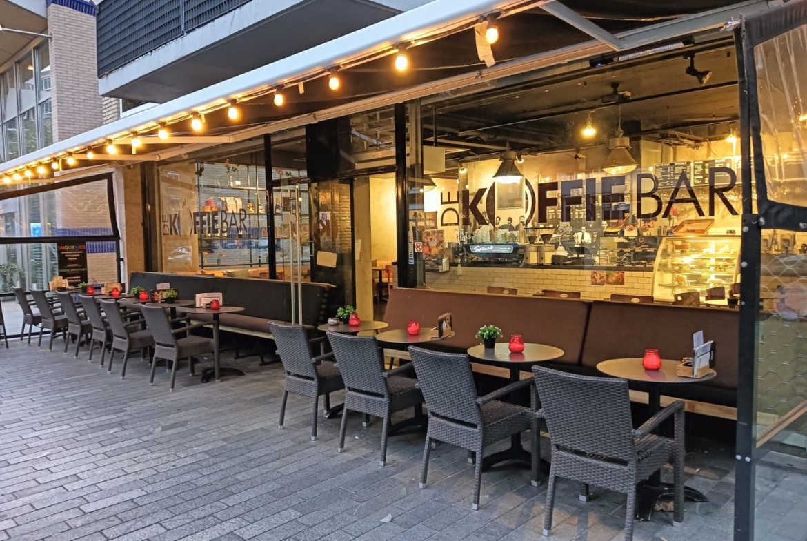 De koffiebar “Koffie, Lunch en Diner”, gelegen aan de Karel Doormanstraat 352 in het hart van Rotterdam, is nu ter overname