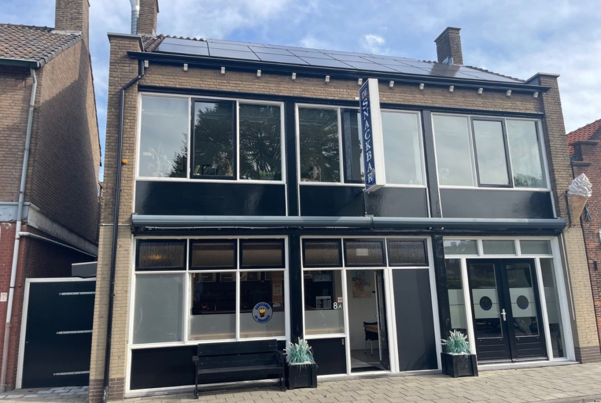 TE KOOP AANGEBODEN: Horecapand waarin gevestigd De Snackbar inclusief ruime bovenwoning – Westzijstraat 8a te Dinteloord