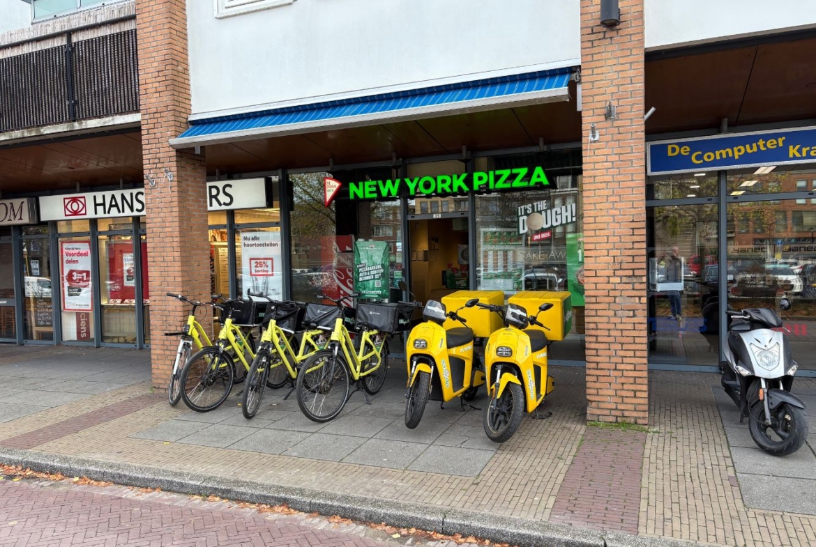 Unieke kans! Een zeer drukke en succesvolle New York Pizza aan het Vierwiekenplein 23 in Oud-Beijerland wordt aangeboden ter overname