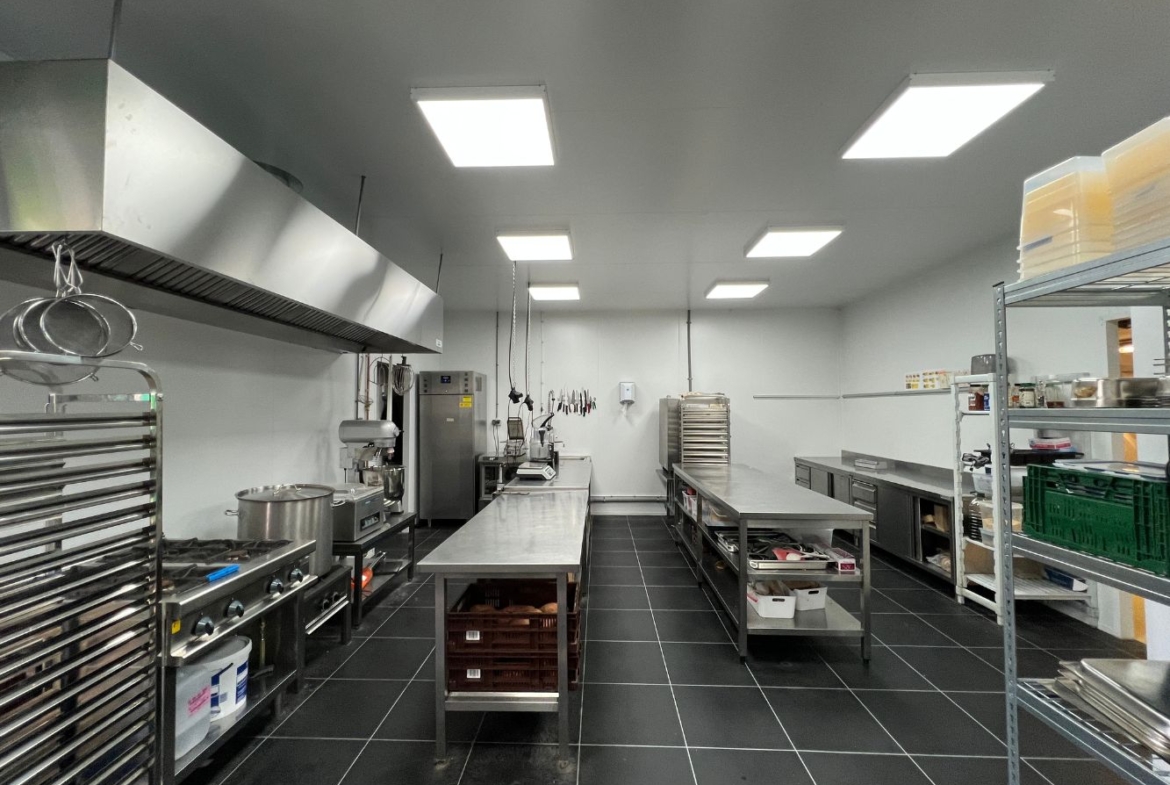 Ter overname aangeboden: volledig ingerichte productiekeuken van Snoei Salads, gespecialiseerd in bedrijfslunches, kantoorcatering en eventcatering (ca. 58 m²) – Veilingweg 6 te Rotterdam