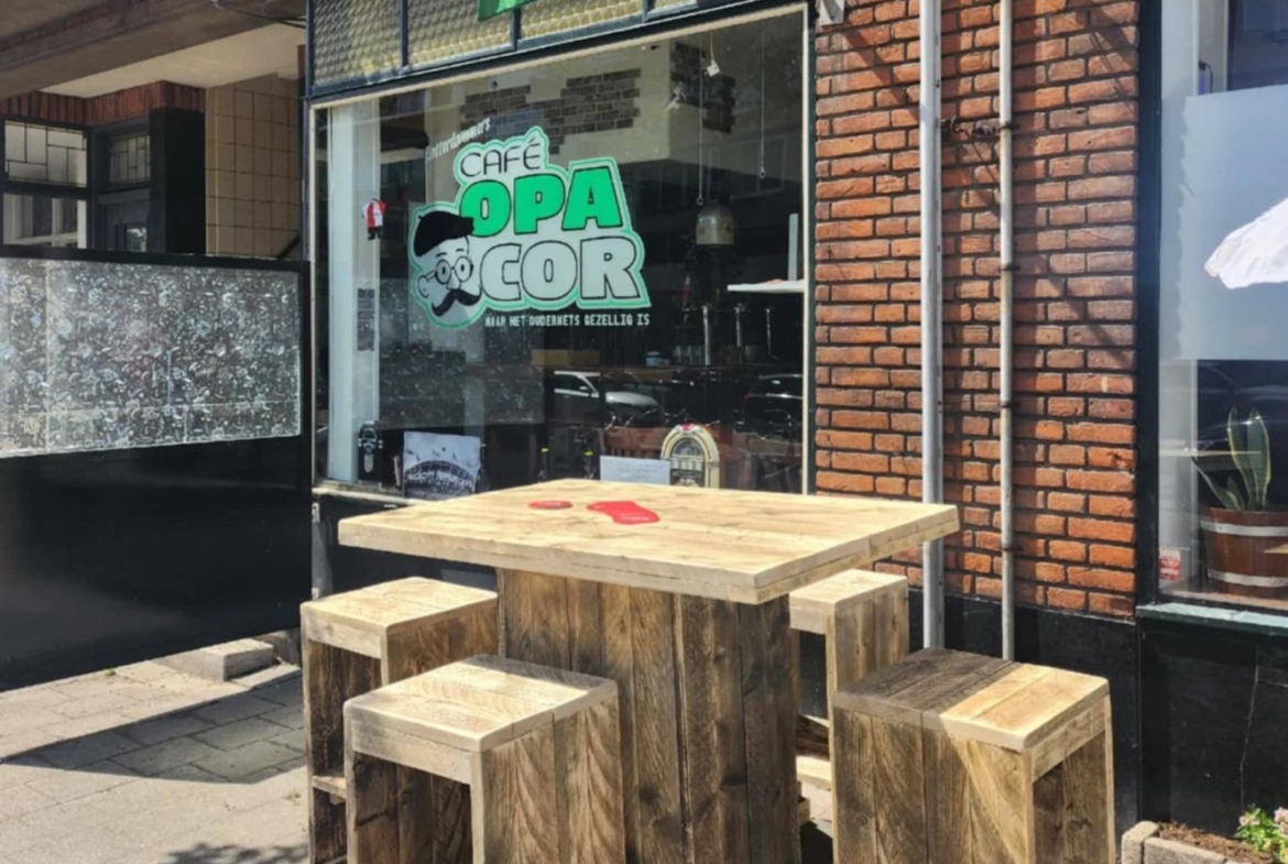 Wij bieden u dit goedlopende café te koop aan, gelegen op een prominente hoeklocatie aan de drukbezochte kruising van de Bergweg en de Gordelweg