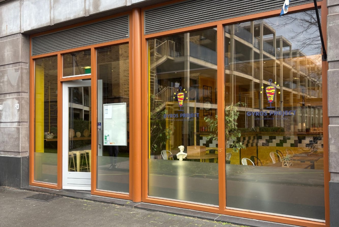 Ter overname: Souvlaki – Gyros Express, gevestigd aan de rand van Winkelcentrum De Ridderhof te Ridderkerk, direct grenzend aan de grote parkeerplaats