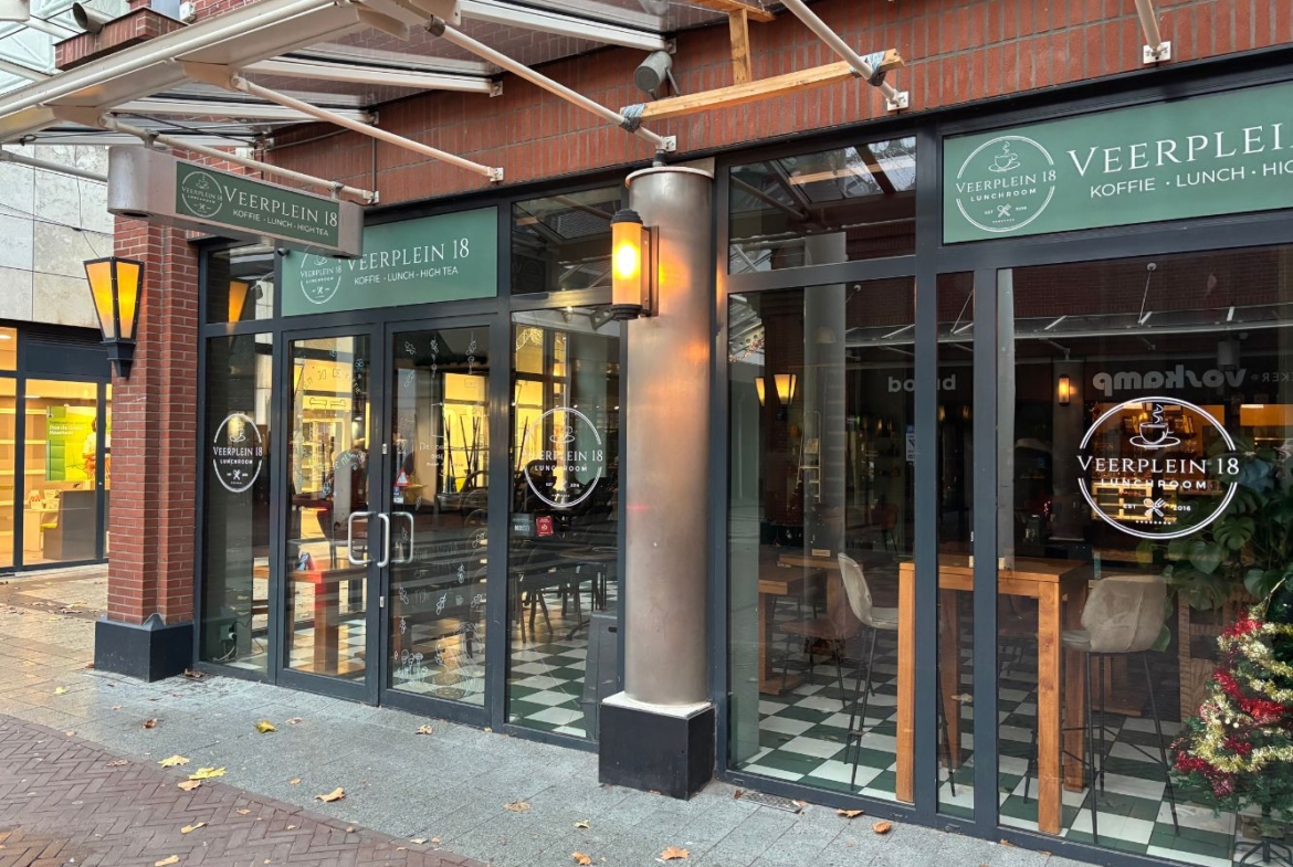 Sfeervolle lunchroom met terras en mogelijkheden voor blurring op een toplocatie – Veerplein 18, Vlaardingen – ter overname aangeboden