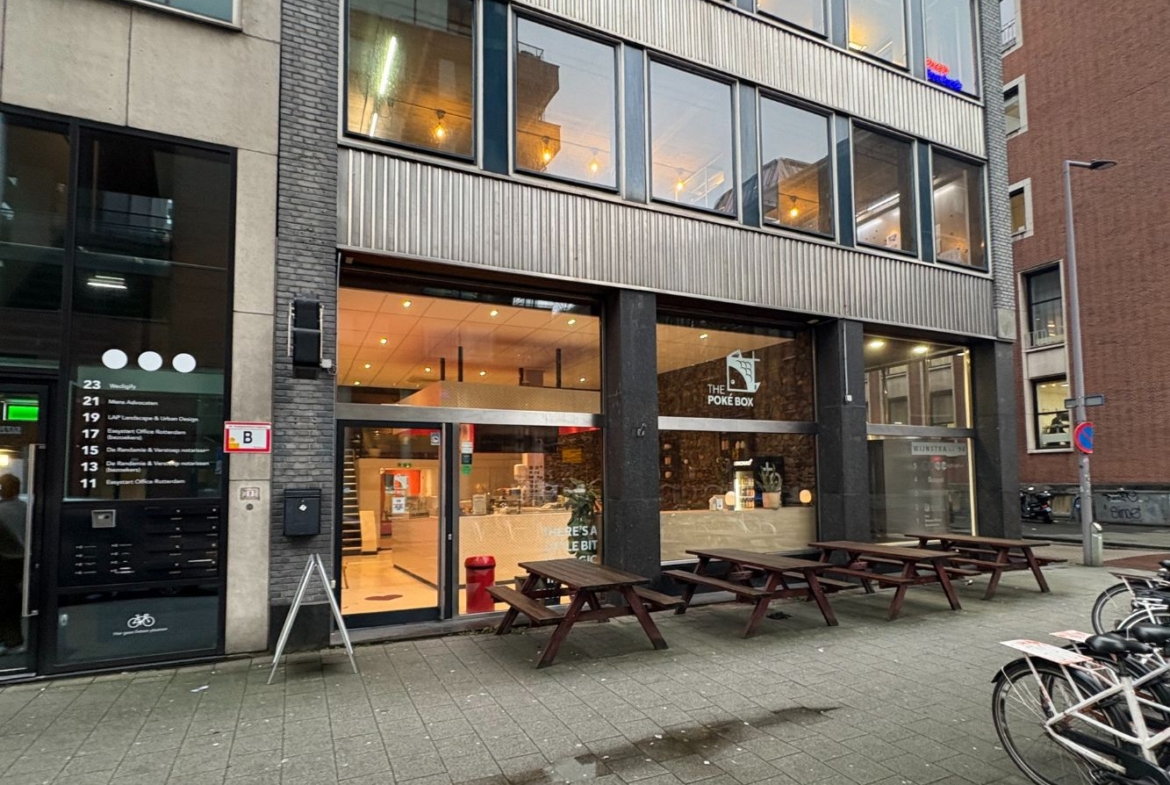 Zeer ruime en aantrekkelijke horecalocatie gelegen op een uitstekende zichtlocatie tussen scholen en kantoren, aan de Posthoornstraat 9 te Rotterdam