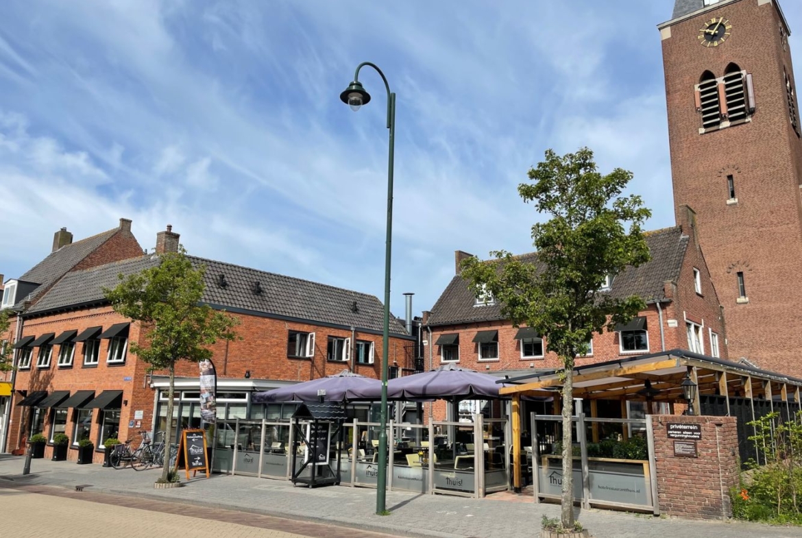 TER OVERNAME AANGEBODEN: Hotel-restaurant Thuis! met 22 kamers en een geweldig mooi supergroot terras – Westvoorstraat 6 te Dinteloord