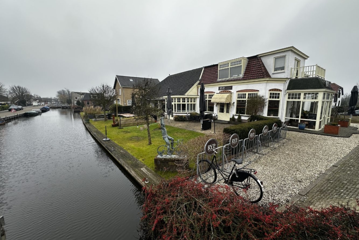 Ter huur: Instapklare horecalocatie met restaurant, bar, feestzaal en woonruimte in Rijpwetering