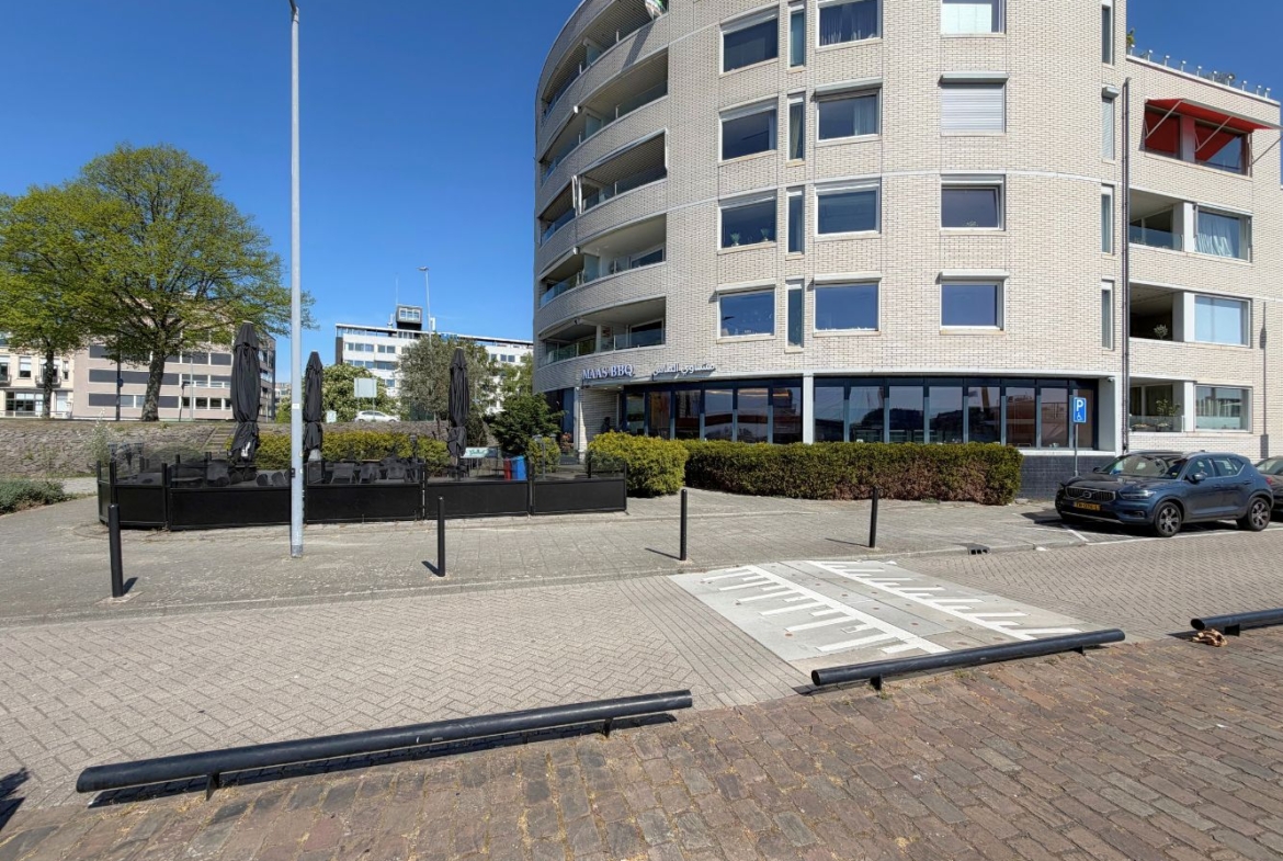 Restaurant Maas BBQ, Oosterkade 119, met terras aan de Maas en uitzicht op de Willemsbrug te overname